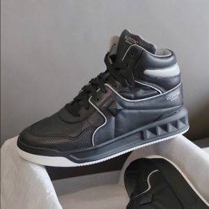 Valentino Garavani ONE STUD Mid-Top Calfskin Sneaker - VS09