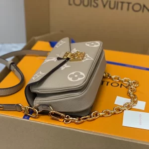 Louis Vuitton Pochette Métis East West - LC15