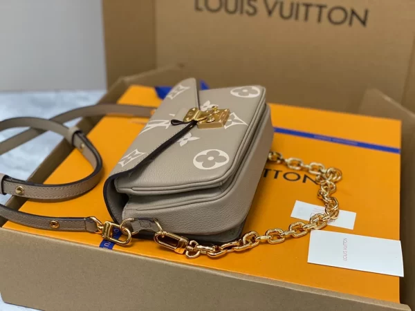 Louis Vuitton Pochette Métis East West - LC15