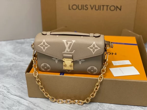 Louis Vuitton Pochette Métis East West - LC15