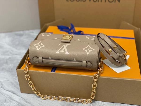 Louis Vuitton Pochette Métis East West - LC15