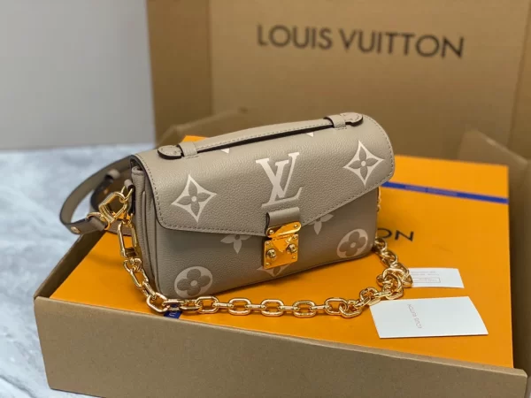 Louis Vuitton Pochette Métis East West - LC15