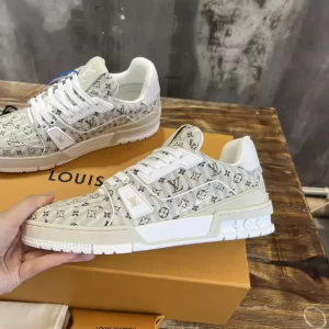 Louis Vuitton Trainer Sneaker - LS77