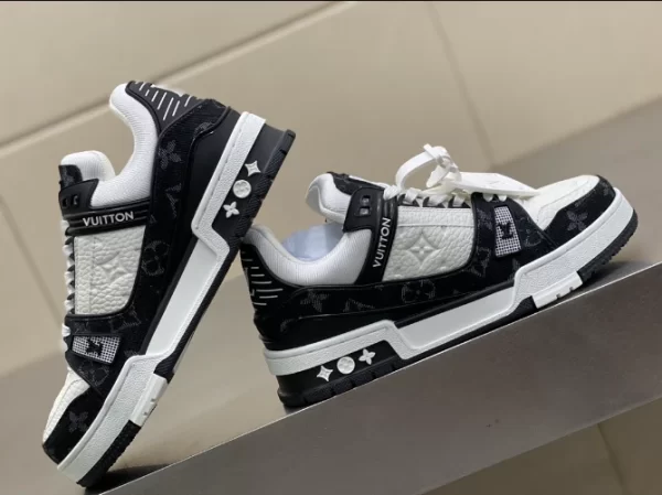 Louis Vuitton Trainer Sneakers - LS93