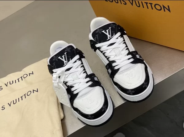 Louis Vuitton Trainer Sneakers - LS93