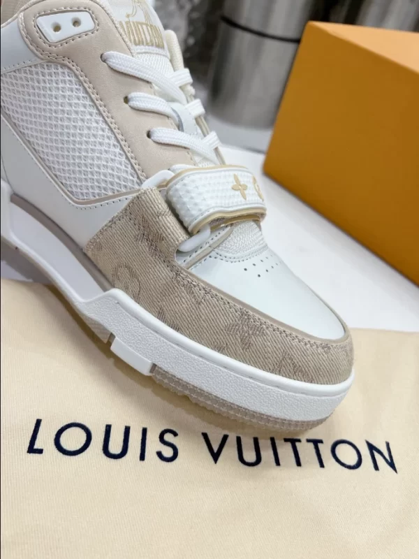 Louis Vuitton Trainer Sneaker - LS105