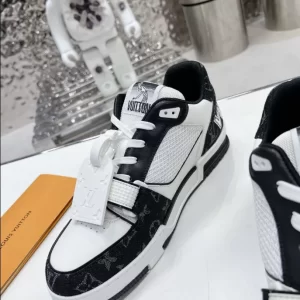 Louis Vuitton Trainer Sneaker - LS108