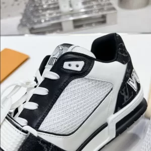 Louis Vuitton Trainer Sneaker - LS108