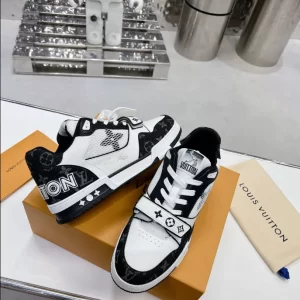 Louis Vuitton Trainer Sneaker - LS108