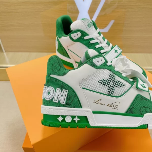 Louis Vuitton Trainer Sneaker - LS112