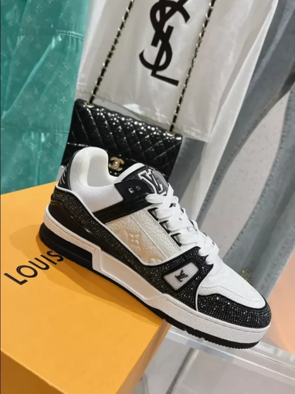 Louis Vuitton Trainer Sneaker - LS118