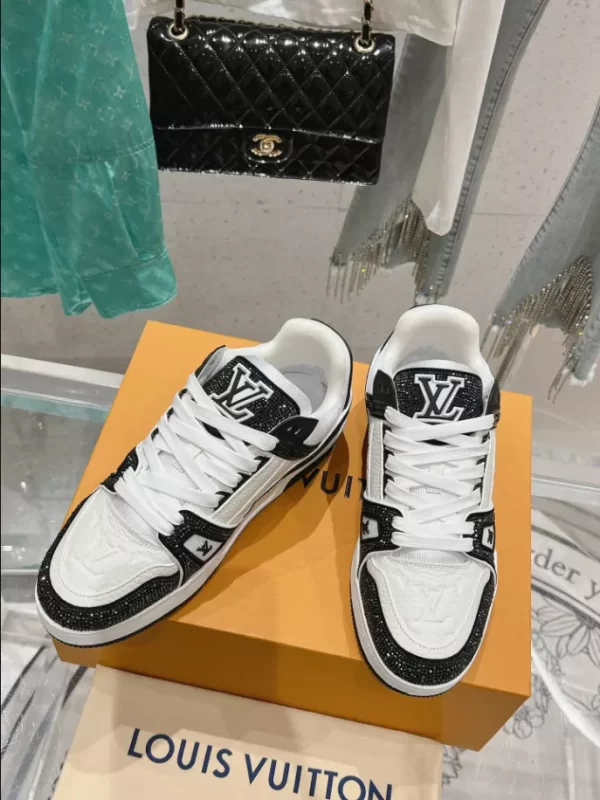 Louis Vuitton Trainer Sneaker - LS118