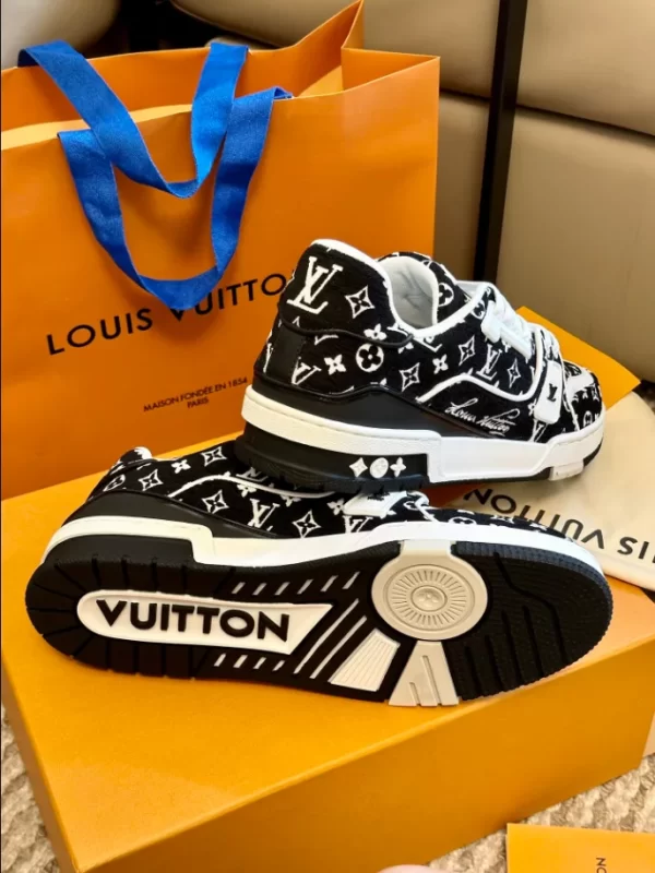 Louis Vuitton Trainer Sneaker in Black - LS114