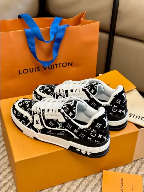 Louis Vuitton Trainer Sneaker in Black - LS114