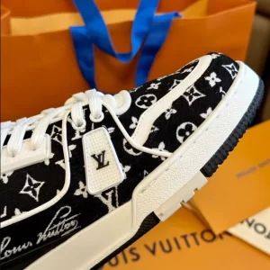 Louis Vuitton Trainer Sneaker in Black - LS114