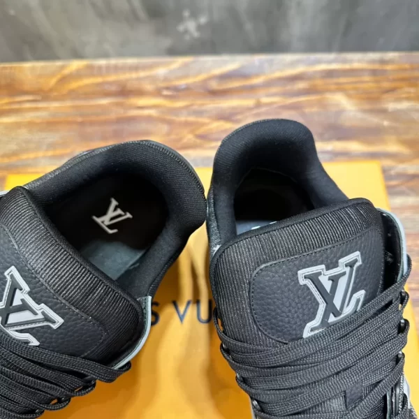 Louis Vuitton Trainer Sneaker - LS155