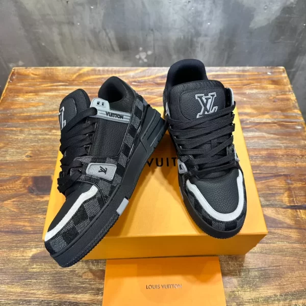 Louis Vuitton Trainer Sneaker - LS155