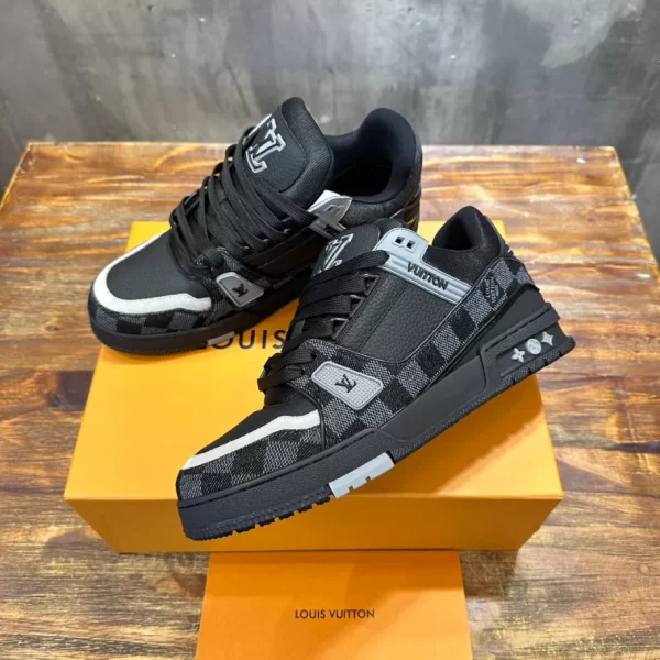 Louis Vuitton Trainer Sneaker - LS155