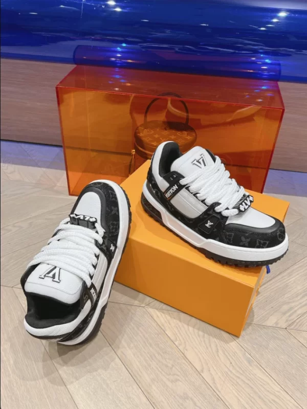 Louis Vuitton Trainer Maxi Sneaker - LS164