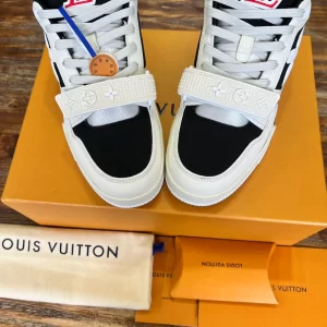 Louis Vuitton Trainer Sneaker - LS190