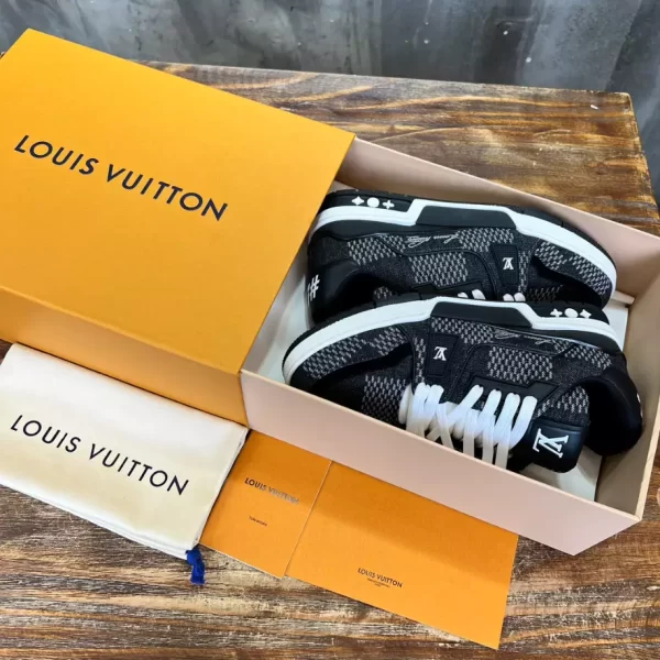 Louis Vuitton Trainer Sneaker - LS197