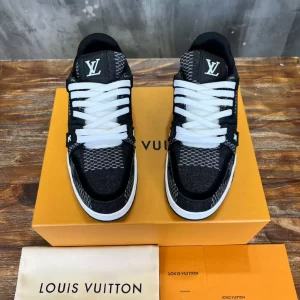 Louis Vuitton Trainer Sneaker - LS197