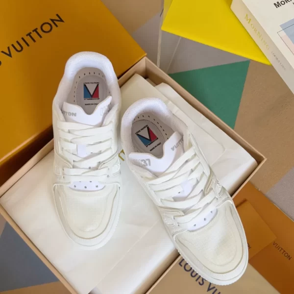 Louis Vuitton Trainer Sneaker In White - LS217 (1)