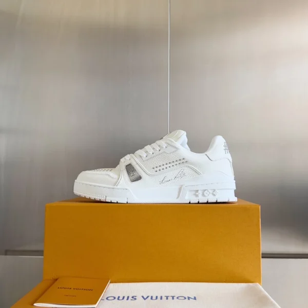 Louis Vuitton Trainer Sneaker In White - LS236